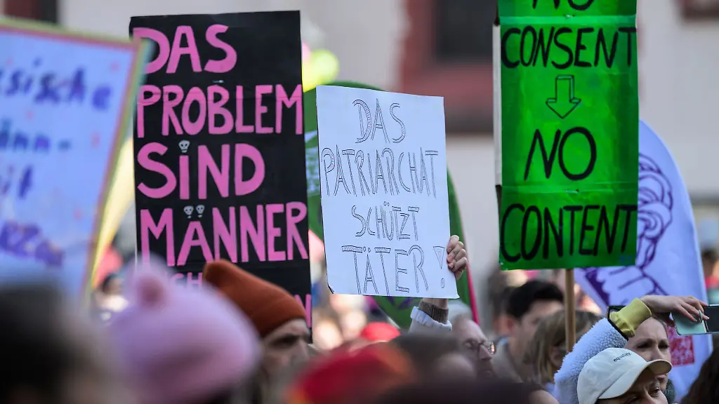 Unter-dem-Motto-Es-reicht-haben-am-Montag-in-Frankfurt-mehrere-tausend-Menschen-gegen-Sexismus-und-strukturelle-Gewalt-gegen-Frauen-demonstriert