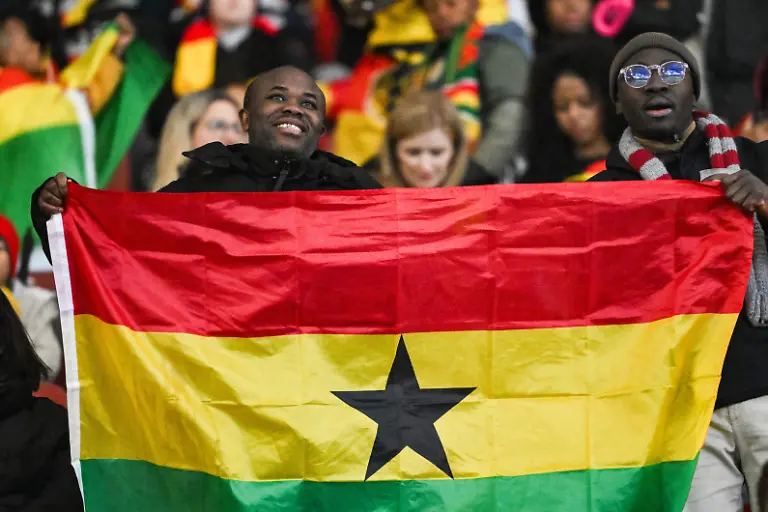 Fussball-Maenner-Laenderspiele-Deutschland-Ghana-MHP-Arena-Fans-von-Ghana-feiern-vor-der-Partie-auf-der-Tribuene