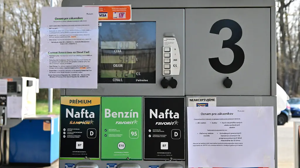 Informationshinweise-sind-an-einer-Zapfsaeule-einer-Tankstelle-befestigt-In-der-Slowakei-werden-seit-Kurzem-zwei-unterschiedliche-Dieselpreise-an-Tankstellen-angewendet-Fahrzeuge-mit-auslaendischen-Kennzeichen-tanken-teureren-Diesel
