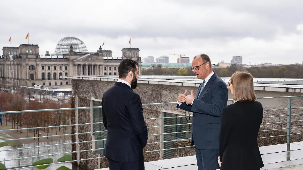 Bundeskanzler-Friedrich-Merz-empfaengt-syrischen-Uebergangspraesidenten-Ahmed-al-Scharaa-Chancellor-Friedrich-Merz-welcomes-Syrian-interim-president-Ahmed-al-Sharaa-Le-chancelier-federal-Friedrich-Merz-accueille-le-president-syrien-de-transition-Ahmed-al-Charraa