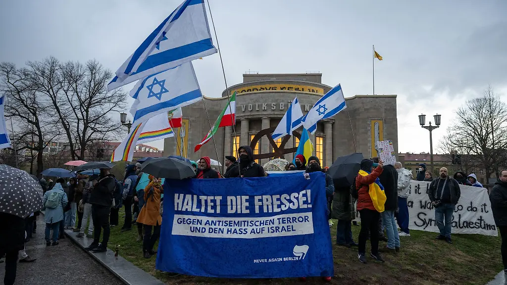 Am-Rosa-Luxemburg-Platz-gab-es-proisraelische-und-propalaestinensische-Demonstrationen-am-Rande-einer-Veranstaltung-mit-Francesca-Albanese