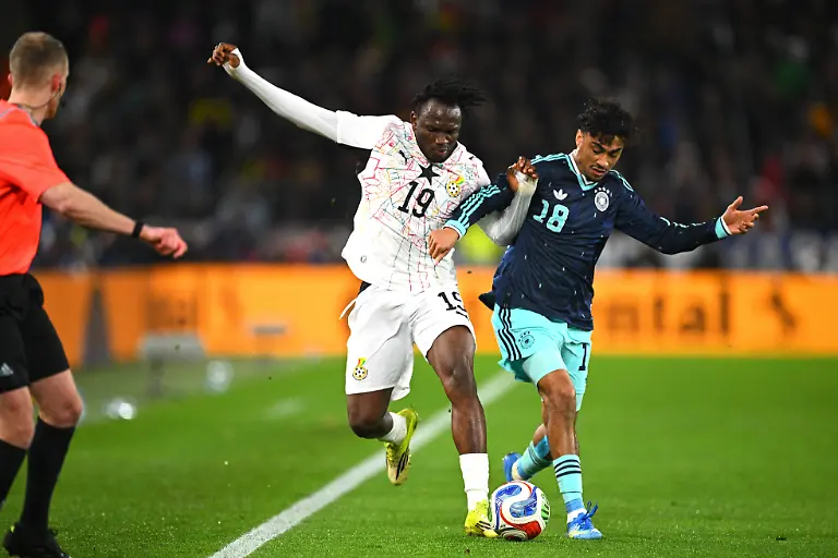 Fussball-Maenner-Laenderspiele-Deutschland-Ghana-MHP-Arena-Nathaniel-Brown-r-Deutschland-und-Prince-Kwabena-Adu-Ghana-kaempfen-um-den-Ball