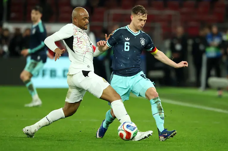 Fussball-Maenner-Laenderspiele-Deutschland-Ghana-MHP-Arena-Joshua-Kimmich-r-Deutschland-und-Jordan-Ayew-Ghana-kaempfen-um-den-Ball