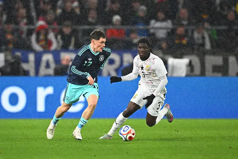 Fussball-Maenner-Laenderspiele-Deutschland-Ghana-MHP-Arena-Florian-Wirtz-l-Deutschland-und-Caleb-Yirenkyi-Ghana-kaempfen-um-den-Ball