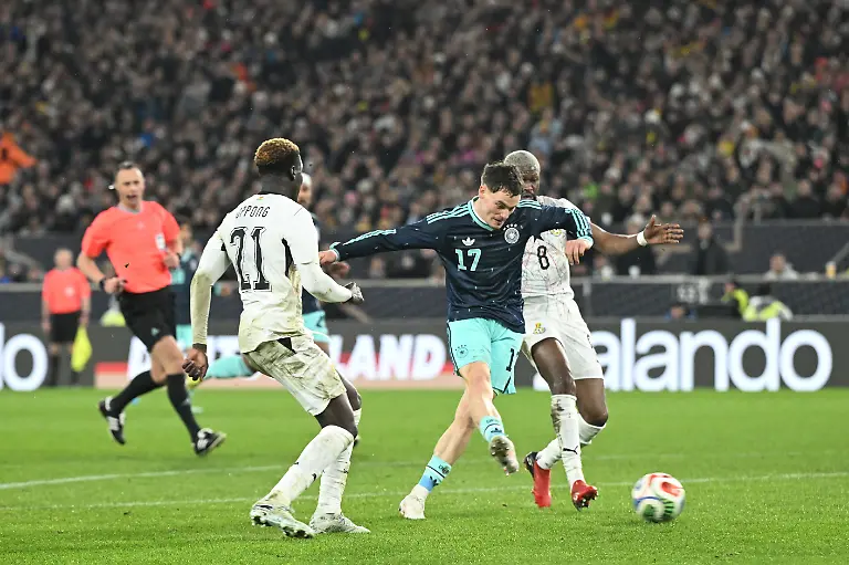 Fussball-Maenner-Laenderspiele-Deutschland-Ghana-MHP-Arena-Florian-Wirtz-Deutschland-schiesst-abseits-aufs-Tor-zwischen-Kojo-Peprah-Oppong-Ghana-und-Kwasi-Sibo-r-Ghana