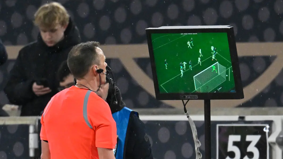 Schiedsrichter-referee-Referee-Stuart-Attwell-VAR-Video-Assistent-Videobeweis-Videoschiedsrichter-Video-Assistent-Referee-ueberprueft-Handspiel-von-Jonas-Adjetey-GHA-04-GER-Deutschland-vs-Ghana-Fussball-Testspiel-test-match-Spielzeit-2025-2026-30-03