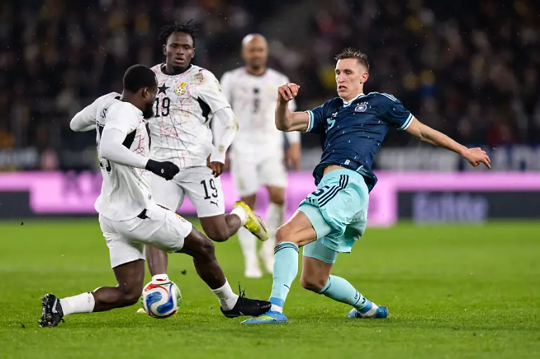 Nico-Schlotterbeck-of-Germany-R-in-action-with-Derrick-Luckassen-of-Ghana-and-Prince-Kwabena-Adu-of-Ghana-GES-Fussball-Freundschaftsspiel-Deutschland-Ghana-30-03