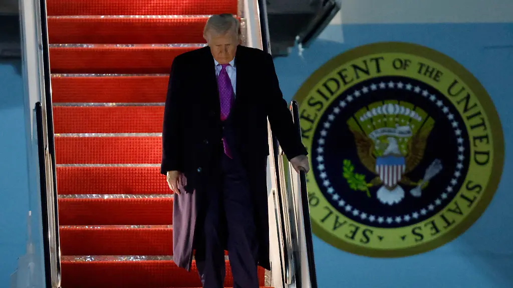 President-Donald-Trump-walks-down-the-stairs-of-Air-Force-One-upon-his-arrival-at-Joint-Base-Andrews-Md-Sunday-March-29-2026-after-visiting-his-Mar-a-Lago-estate-in-Palm-Beach-Fla-AP-Photo-Luis-M