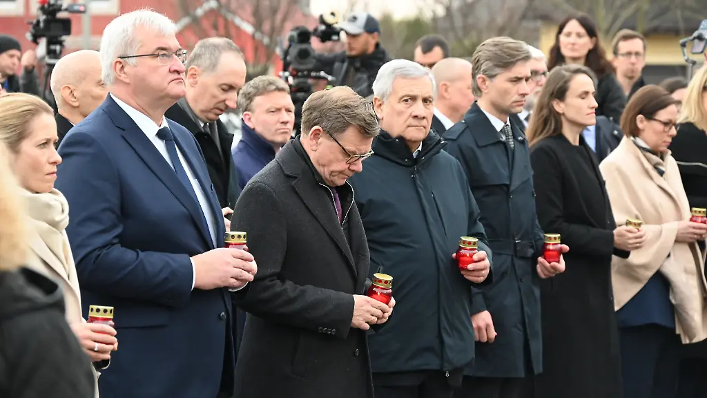 Johann-Wadephul-CDU-vorn-3-v-l-Aussenminister-nimmt-an-der-Gedenkfeier-zum-vierten-Jahrestag-der-Befreiung-von-Butscha-an-der-St-Andreas-Kirche-teil-Links-neben-ihm-der-ukrainische-Aussenminister-Andrij-Sybiha
