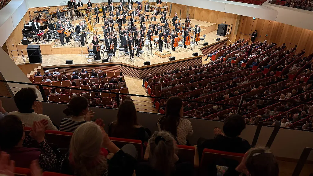 Die-Schuelerinnen-und-Schueler-des-Landesgymnasiums-fuer-Musik-in-Dresden-sind-bei-einem-Festkonzert-im-Kulturpalast-ausgiebig-gefeiert-worden