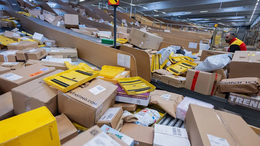 Ein-Bild-aus-einem-DHL-Standort-aus-der-Weihnachtszeit-2025-in-der-diesjaehrigen-Osterzeit-wird-ebenfalls-mit-grossen-Paketmassen-gerechnet