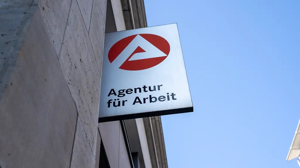 Symbolbild-Agentur-fuer-Arbeit-in-Berlin-Mitte-18-03-2026-Ein-Schild-der-Agentur-fuer-Arbeit-ist-an-einem-Standort-im-Berliner-Bezirk-Mitte-zu-sehen