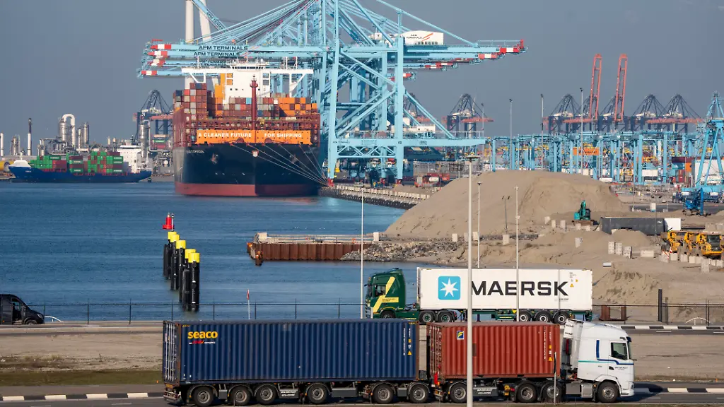APM-Container-Terminal-Container-Frachter-Busan-Express-Hapag-Lloyd-Reederei-wird-be-und-entladen-Seehafen-von-Rotterdam-Tiefseehafen-Maasvlakte-2-auf-einer-kuenstlich-angelegten-Landflaeche-Container-LKW-Niederlande