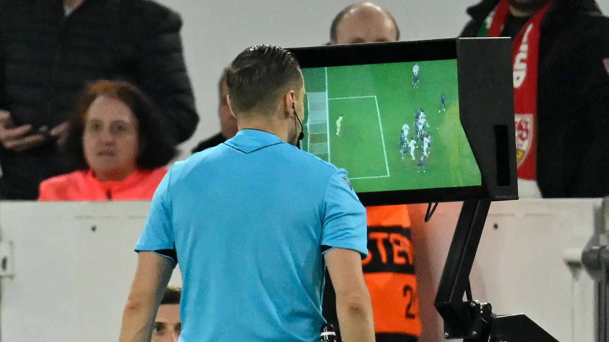 Vermeintliches-TOR-zum-2-2-Angelo-Stiller-Stuttgart-06-nicht-im-Bild-nach-VAR-Video-Assistent-Videobeweis-Videoschiedsrichter-Video-Assistent-Referee-wegen-passivem-Abseits-offside-von-Tiago-Tomas-Stuttgart-08-nicht-im-Bild-kassiert-Schiedsrichter-referee-Referee-Donatas-Rumsas-LTU-am-Monitor-Stuttgart-vs-FC-Porto-EUROPA-LEAGUE-EL-12-03