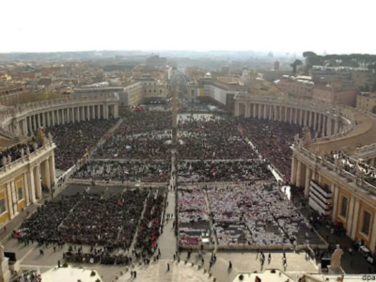 Die-Gesamtansicht-auf-den-Petersplatz-vom-Dom-aus-Hier-findet-die-Totenmesse-fuer-Papst-Johannes-Paul-II-statt-Etwa-300-000-Pilger-sowie-etwa-200-Staatsoberhaeupter-versammeln-sich-um-dem-verstorbenen-Papst-die-letzte-Ehre-zu-erweisen