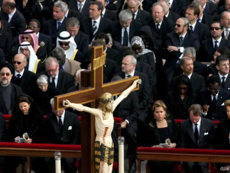 Unter-den-Trauergaesten-die-sich-dort-versammeln-sind-rund-200-Staatsgaeste-darunter-US-Praesident-George-W-Bush-UN-Generalsekretaer-Kofi-Annan-Bundespraesident-Horst-Koehler-Kanzler-Gerhard-Schroeder-und-zahlreiche-andere-Staats-und-Regierungschefs-gekroente-Haeupter-sowie-Vertreter-anderer-Kirchen
