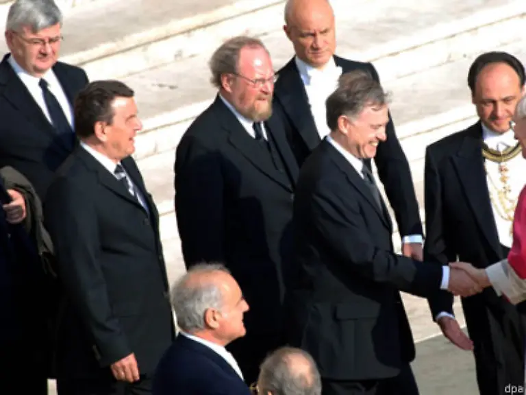 Vor-Beginn-der-Messe-Joschka-Fischer-Gerhard-Schroeder-Wolfgang-Thierse-und-Horst-Koehler