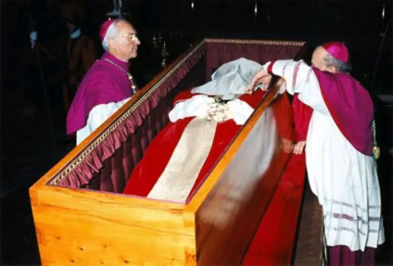 Der-Leichnam-des-Papstes-war-zweieinhalb-Stunden-vor-Beginn-der-Messe-entsprechend-der-Regularien-des-Vatikans-im-Petersdom-in-den-Zypressensarg-gelegt-worden-Sein-Gesicht-wird-mit-einem-Seidentuch-verhuellt-auf-seiner-Brust-liegt-die-Mitra