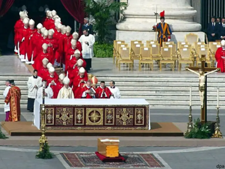 Sie-ziehen-am-Sarg-von-Johannes-Paul-vorbei-um-Platz-zu-nehmen