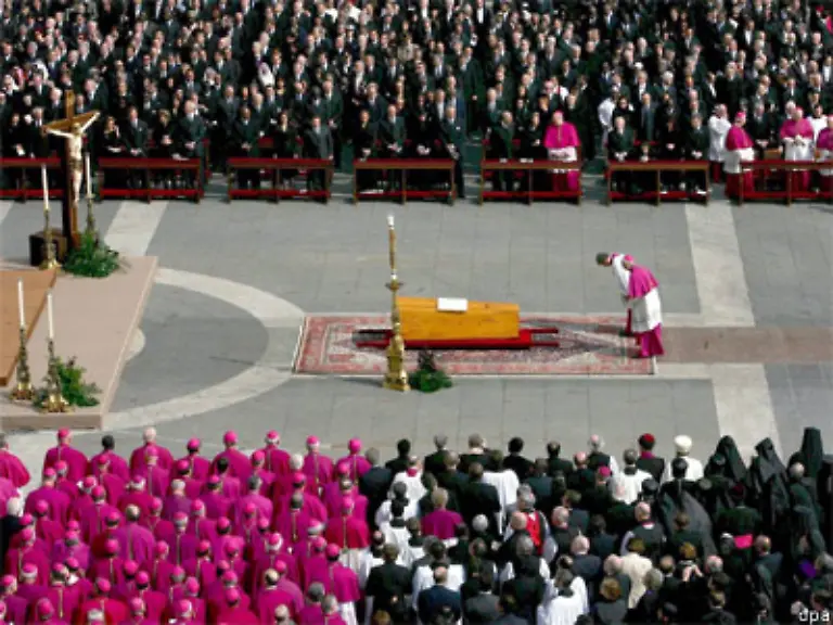 Der-deutsche-Kardinal-Joseph-Ratzinger-der-Dekan-des-Kardinalskollegiums-der-die-Trauermesse-leitet-eroeffnet-den-Gottesdienst-mit-den-Worten-Im-Namen-des-Vaters-und-des-Sohnes-und-des-Heiligen-Geistes-in-lateinischer-Sprache-Es-folgt-das-Mea-Culpa-das-Schuldbekenntnis-der-Glaeubigen