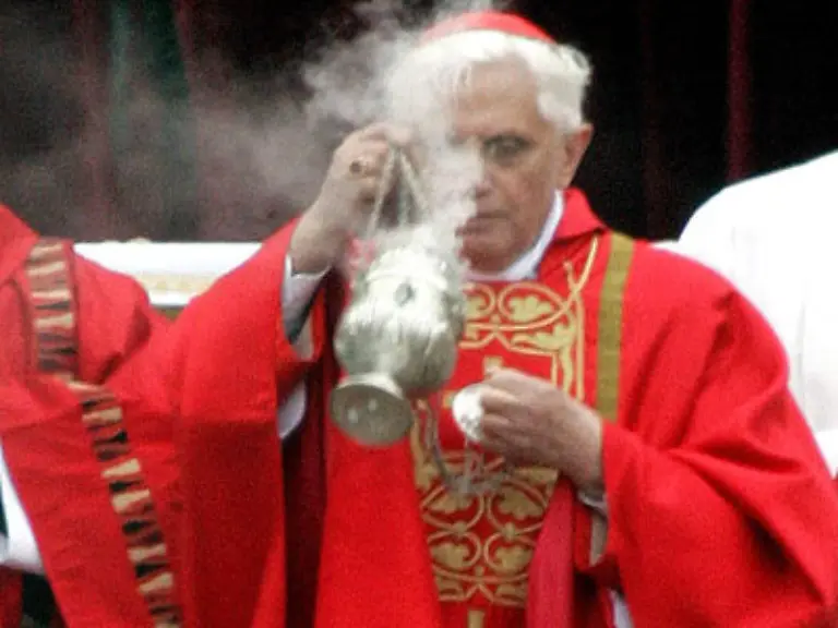 Ratzinger-segnet-den-Sarg-Heute-bestatten-wir-seine-sterblichen-Ueberreste-in-der-Erde-als-Keim-der-Unsterblichkeit-sagt-er