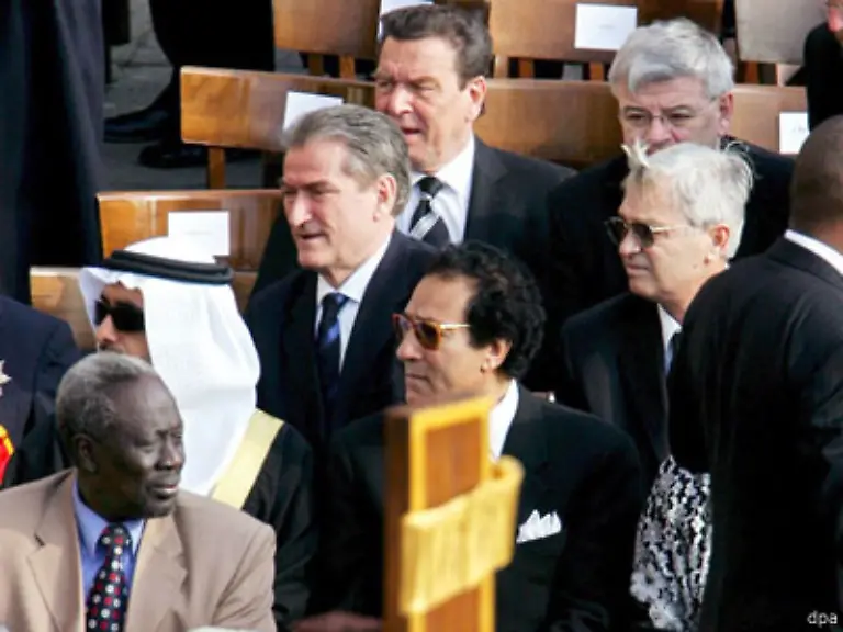 Gerhard-Schroeder-und-Joschka-Fischer-waehrend-der-Messe