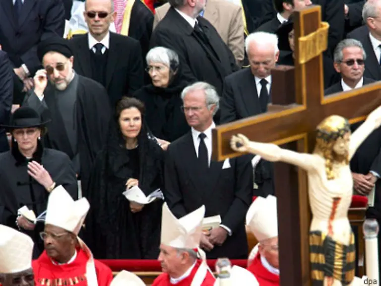 Trauergaeste-aus-aller-Welt-Hinten-von-links-nach-rechts-der-iranische-Praesident-Khatami-Dalma-Mdl-und-ihr-Ehemann-der-ungarische-Praesident-Ferenc-Mdl-vorne-von-links-nach-rechts-die-norwegische-Koenigin-Sonja-die-schwedische-Koenigin-Silvia-und-der-schwedische-Koenig-Carl-Gustaf-XVII