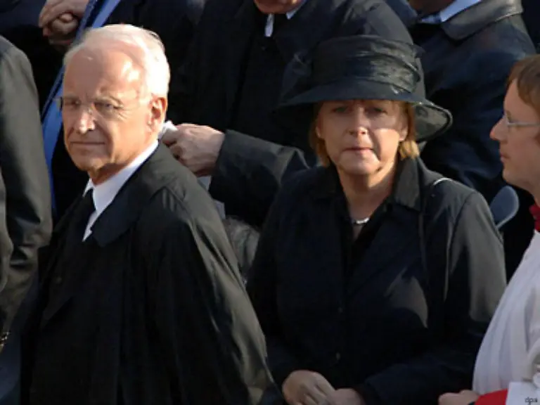 Auch-Edmund-Stoiber-und-Angela-Merkel-gehoeren-zu-den-Trauergaesten
