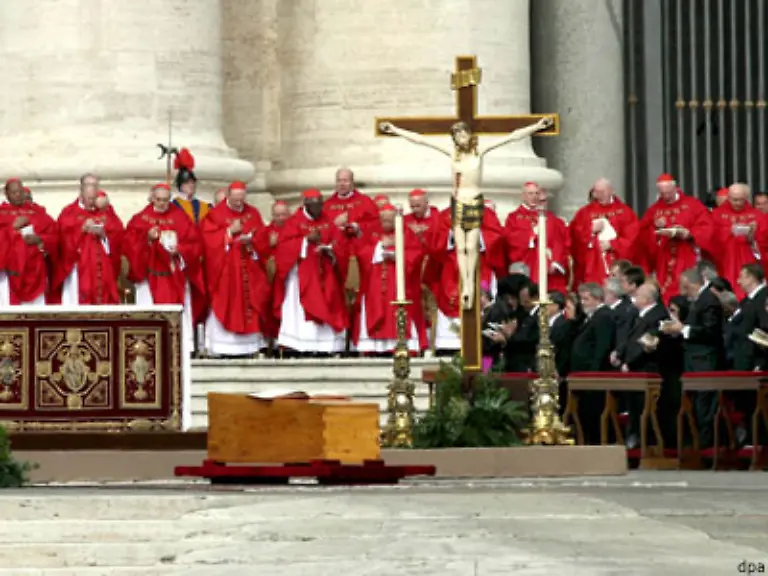 Die-Kardinaele-bekreuzigen-sich-vor-dem-Holzsarg-des-Papstes-Gegen-elf-Uhr-leitet-Ratzinger-die-Fuerbitten-ein-die-von-Glaeubigen-auf-Franzoesisch-Suaheli-Philippinisch-Polnisch-Deutsch-Portugiesisch-und-Italienisch-Ratzinger-vorgetragen-werden