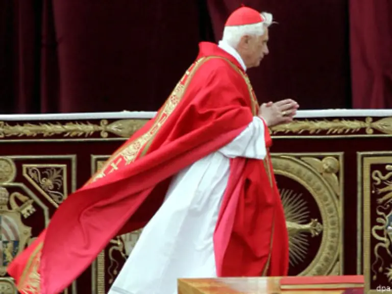 Gegen-halb-zwoelf-beginnt-Ratzinger-die-Kommunionfeier-Der-Chor-singt-das-Sanctus-Brot-und-Wein-werden-von-Ratzinger-gesegnet-und-nach-dem-katholischen-Glauben-in-Leib-und-Blut-Christi-verwandelt-Nehmet-und-esset-davon-appelliert-Ratzinger-an-die-Glaeubigen