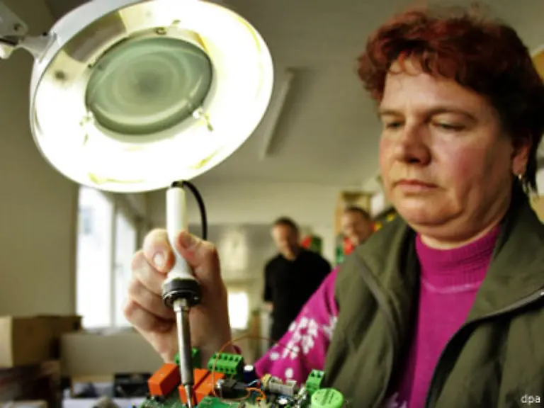 Technische-Angestellte-mit-einschlaegiger-Berufsausbildung-die-im-Elektrohandwerk-beschaeftigt-sind-verdienen-in-Sachsen-per-Tarif-5-64-pro-Stunde