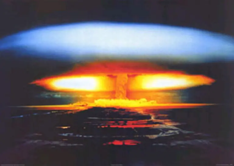 Zu-diesen-De-facto-Atommaechten-zaehlen-Pakistan-Indien-und-Israel-wobei-Israel-den-Besitz-von-Atomwaffen-bislang-nicht-offiziell-eingeraeumt-hat-Diese-Staaten-sind-nicht-Mitglied-im-Atomwaffensperrvertrag