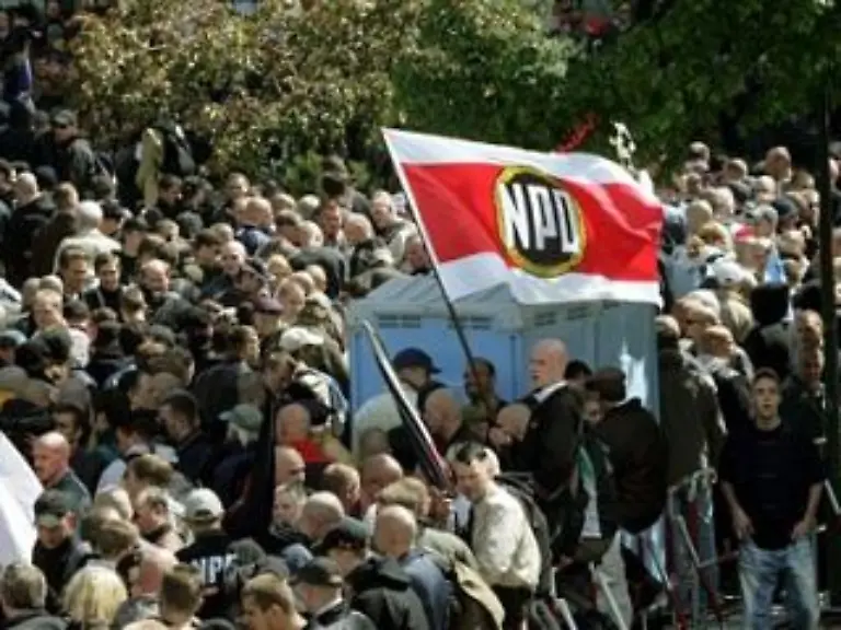 Wenn-sich-Rechtsextreme-unterm-Dixi-Klo-treffen