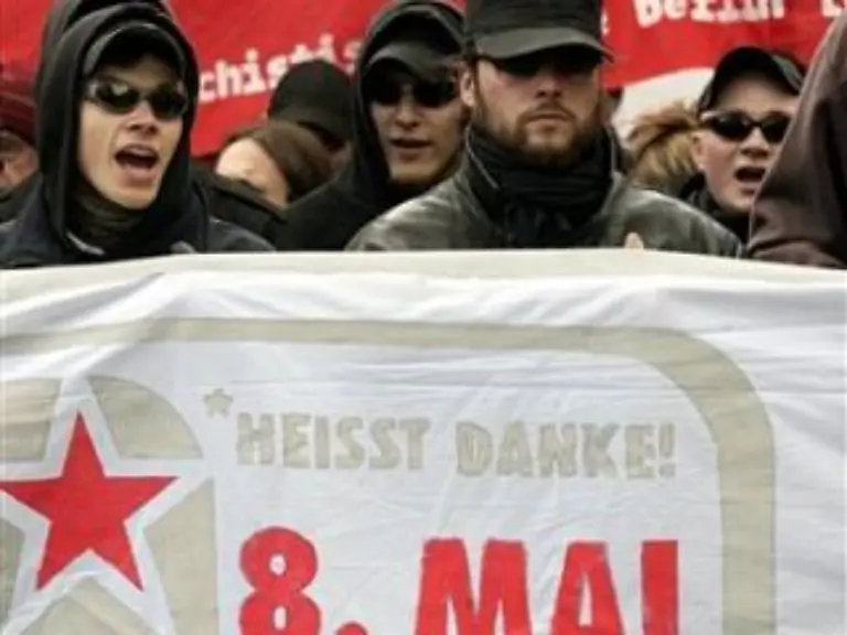 Die-Mehrzahl-der-Gegendemonstranten-blieb-jedoch-friedlich