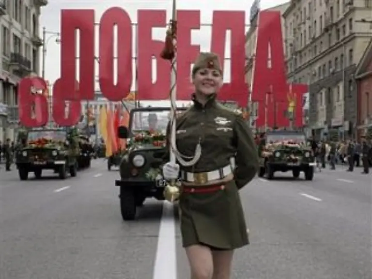 Die-Russen-und-Russinnen-feiern-den-60-Jahrestag-des-Sieges-im-Grossen-Vaterlaendischen-Krieg-Sie-feiern-alle-obwohl