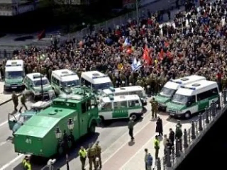 Etwa-60-Jahre-nach-der-von-Stalin-geforderten-Kapitulationsunterzeichnung-im-spaeteren-russischen-Sektor-in-Berlin-Karlshorst-feiern-die-Berliner-einen-kleinen-Sieg-ueber-die-Wurmfortsaetze-des-braunen-Ausflusses