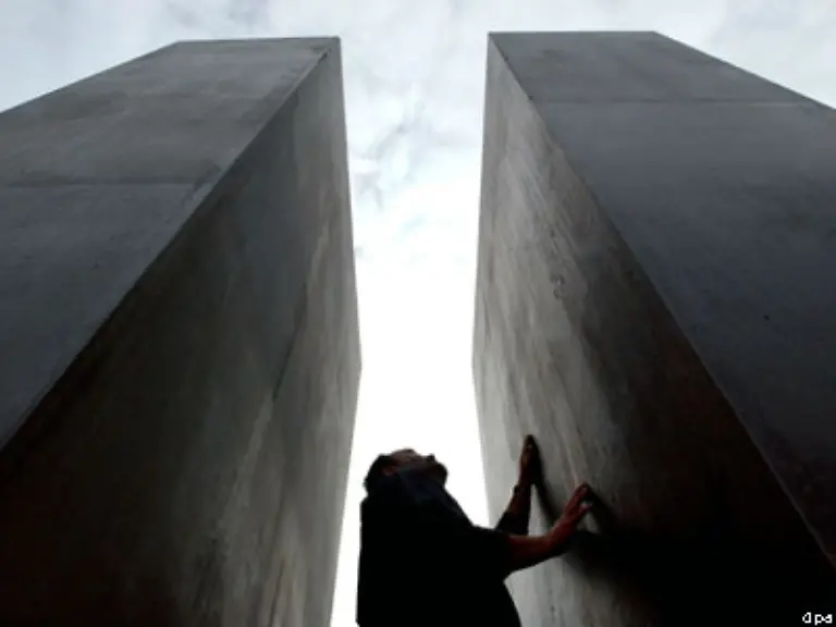 Sechzig-Jahre-nach-Kriegsende-ist-das-Denkmal-fuer-die-ermordeten-Juden-Europas-in-Berlin-eingeweiht-worden-Eine-lange-Diskussion-ueber-Sinn-und-Gestaltung-eines-Holocaust-Mahnmals-war-dem-Ereignis-vorausgegangen