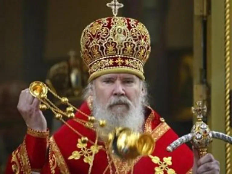 Der-Patriarch-der-russisch-orthodoxen-Kirche-Alexej-II-leistet-den-seelsorgerischen-Beistand