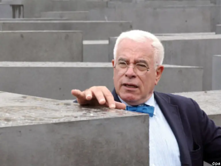 Nachdem-der-erste-Architektenwettbewerb-ohne-Entscheidung-bleibt-faellt-die-Wahl-im-zweiten-Anlauf-auf-einen-Entwurf-des-US-Architekten-Peter-Eisenman