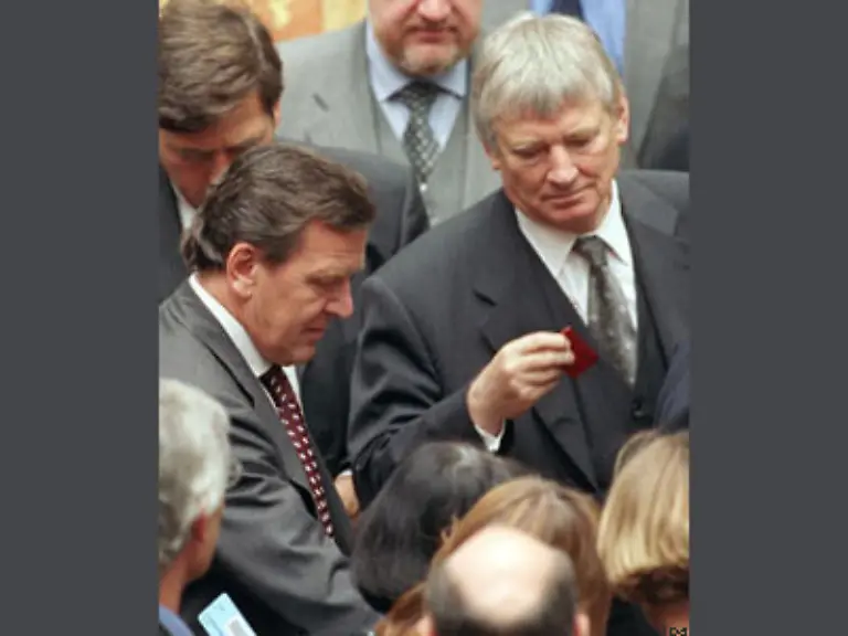 Im-Jahr-1999-stimmt-der-Bundestag-ueber-den-endgueltigen-Entwurf-des-Mahnmals-ab-Bis-auf-wenige-Ausnahmen-darunter-Wolfgang-Schaeuble-stimmt-die-Opposition-mit-Nein