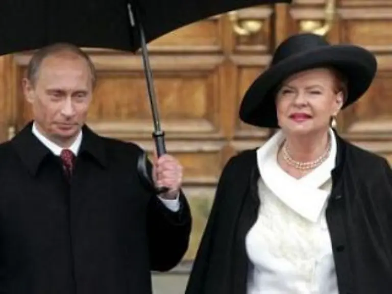 Praesidentin-Vaira-Vike-Freiberga-vorzustossen-Die-Politikerin-hatte-von-Putin-eine-Entschuldigung-fuer-die-Besetzung-des-Baltikums-durch-die-Sowjet-Armee-gefordert