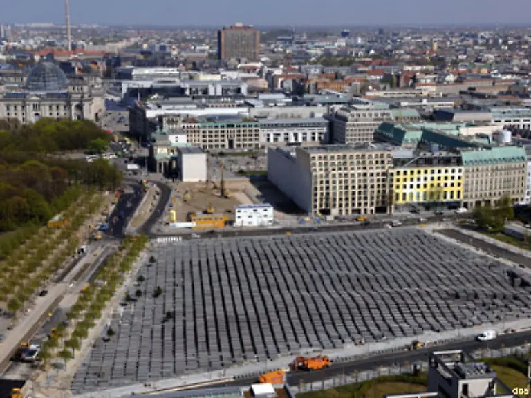 Das-Denkmal-steht-an-einem-zentralen-Ort-in-Berlin-zwischen-Reichstagsgebaeude-Brandenburger-Tor-noch-im-Bau-befindlicher-US-Botschaft-Repraesentanzen-der-Bundeslaender-dem-Tiergarten