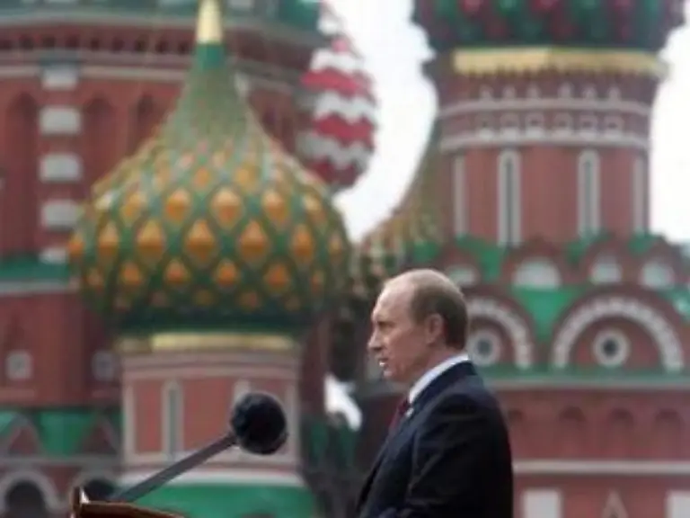 Der-russische-Praesident-Putin-sagte-in-seiner-Festrede-die-Lehre-aus-dem-Krieg-sei-es-eine-Weltordnung-der-Sicherheit-und-Gerechtigkeit-zu-schaffen