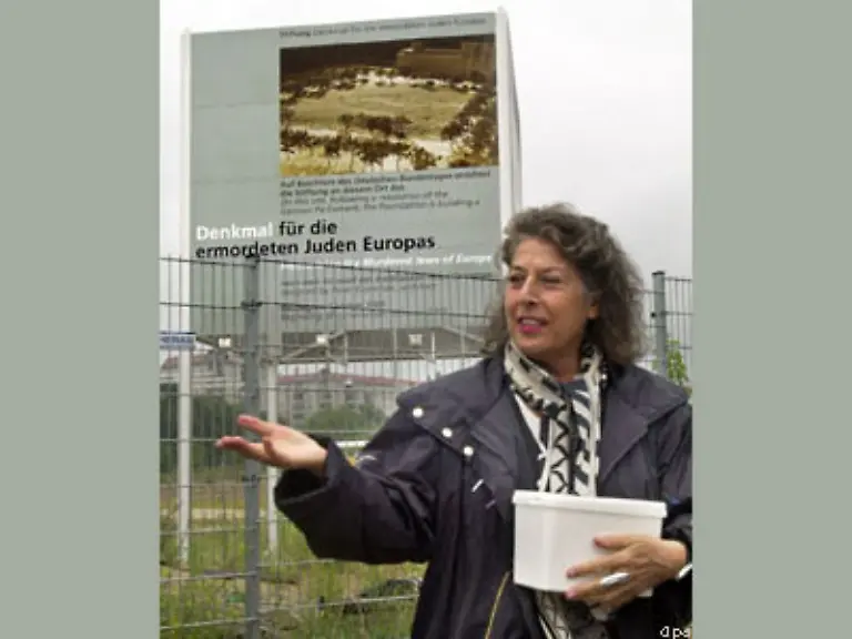 Die-Initiatorin-des-Mahnmals-macht-zunaechst-Karriere-in-Funk-und-Fernsehen-bevor-sie-durch-Dokumentationen-ueber-den-Holocaust-und-den-Voelkermord-an-den-Sinti-und-Roma-bekannt-wird-Frau-Rosh-geraet-jedoch-auch-immer-wieder-in-die-Kritik-was-sicher-an-ihrer-besonderen-Art-liegt-sich-in-den-Mittelpunkt-zu-stellen