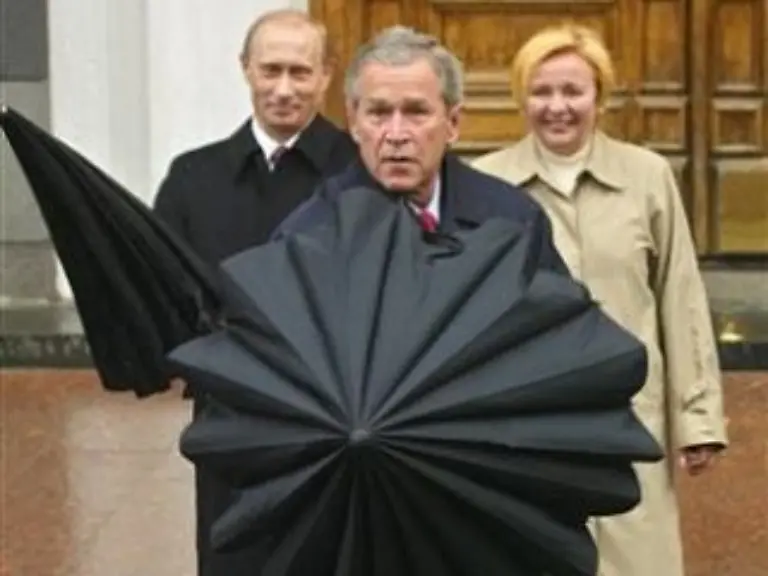 ueberhastet-der-US-Praesident-unter-den-Augen-des-Ehepaars-Putin
