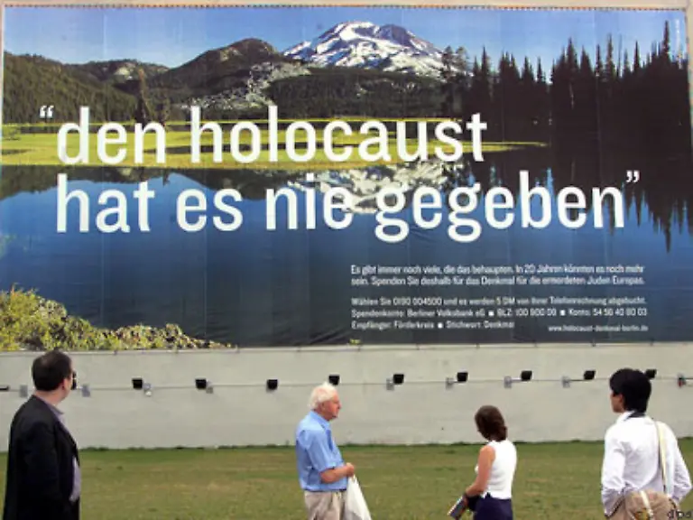 Die-Plakatkampagne-aus-dem-Jahr-2001-schockiert-nicht-zuletzt-Holocaust-Ueberlebende-da-sie-mit-der-Auschwitz-Luege-spielt-Aufgrund-der-Kritik-wird-die-Aktion-frueher-als-geplant-beendet