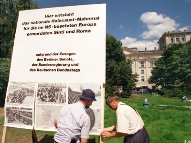 In-der-Diskussion-steht-jedoch-nicht-nur-die-Frage-der-Finanzierung-und-Ausgestaltung-sondern-auch-die-Frage-ob-es-legitim-ist-ein-Denkmal-allein-fuer-die-juedischen-Opfer-zu-errichten-Andere-von-den-Nazis-Verfolgte-wie-Homosexuelle-Sinti-und-Roma-oder-Kommunisten-und-russische-Verschleppte-fuehlen-sich-benachteiligt