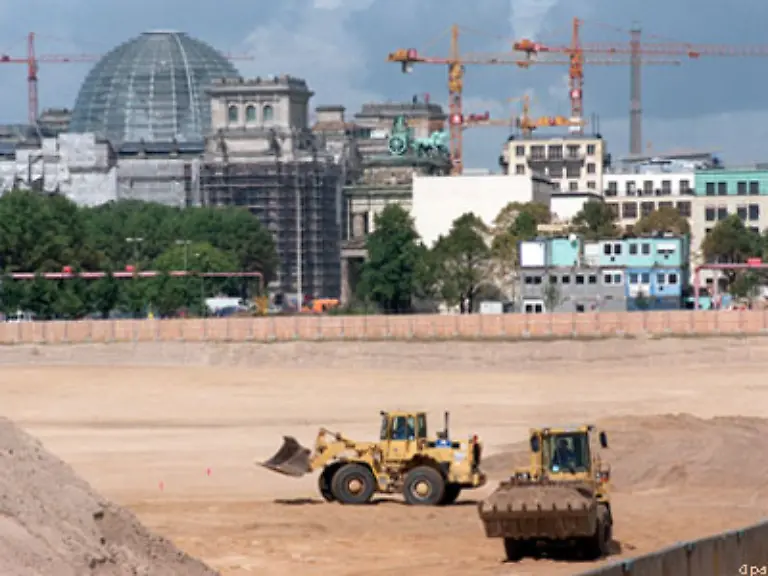Auch-die-Frage-ob-das-Mahmal-aesthetisch-ansprechend-sein-darf-wenn-es-doch-das-Grauen-repraesentiert-liefert-Stoff-fuer-Diskussionen