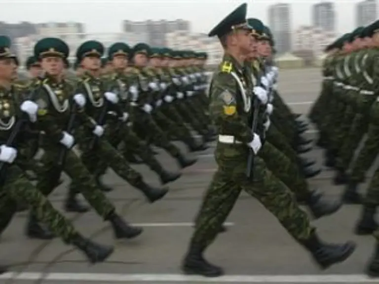 Bush-erklaerte-jedenfalls-direkt-nach-seiner-Ankunft-in-Moskau-er-freue-sich-riesig-auf-die-Parade