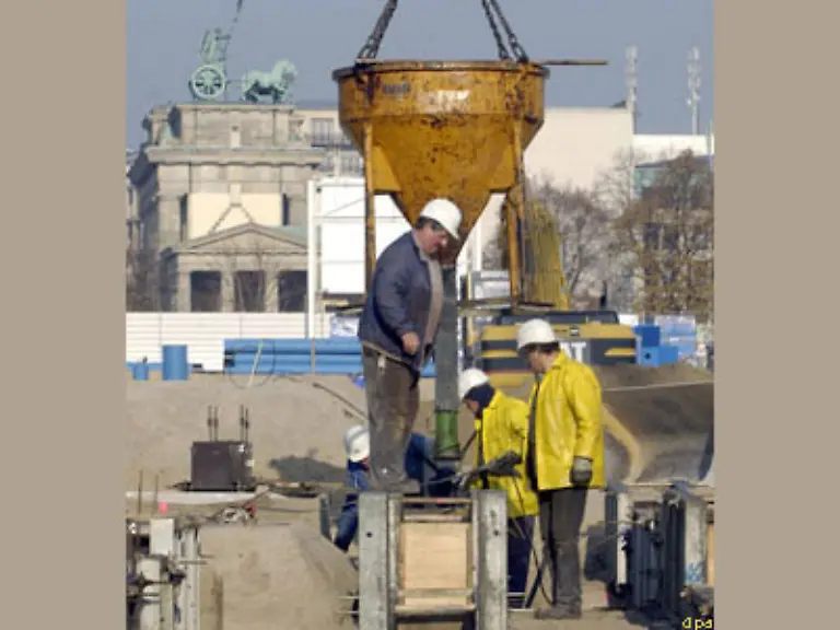 Die-Bauphase-erstreckt-sich-ueber-mehrere-Jahre-Bereits-1998-also-vor-der-endgueltigen-Entscheidung-fuer-einen-konkreten-Entwurf-wird-das-Gelaende-in-Berlin-Mitte-vorbereitet